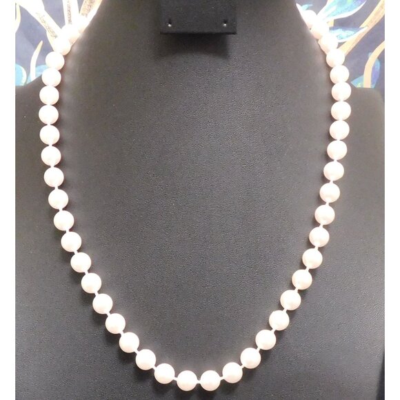 Simple White Lightweight Faux Pearl Necklace - Picture 3 of 3